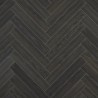 Suelo laminado en espiga Berry Alloc Chateau+ Charme Black, diseño elegante en tono negro con acabado madera natural.