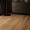 Pavimento SPC Appo Oak con diseño de roble dorado elegante.