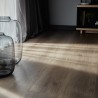Pavimento vinílico Herme Oak, ideal para interiores luminosos y modernos.