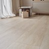 Pavimento vinílico imitación roble claro Niker Oak New, ideal para espacios acogedores.
