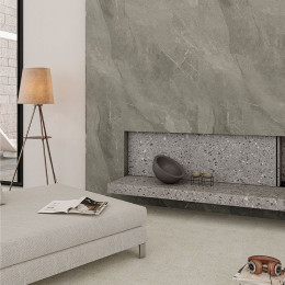 Panel SPC Riven Slate: textura de pizarra natural con tonos grises elegantes.