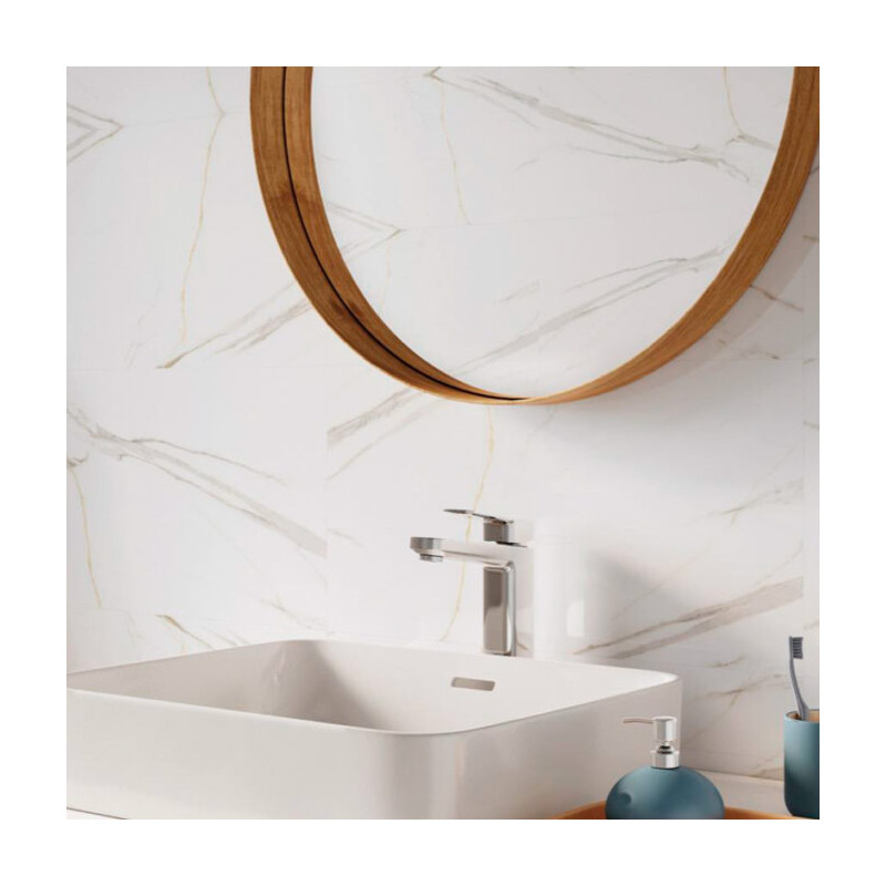 Calacatta White: panel SPC brillante con vetas sutiles para un ambiente elegante.