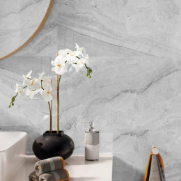 Ash Grey: panel decorativo SPC con efecto mármol gris suave.