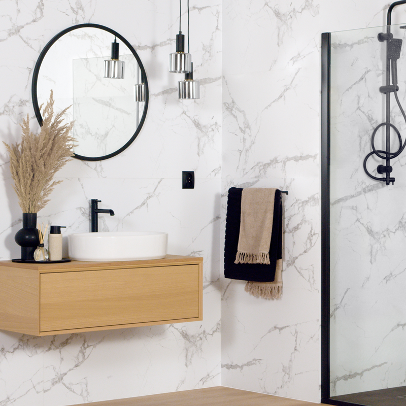 Panel SPC Calacatta Snow con acabado mate, elegancia serena para interiores neutros.