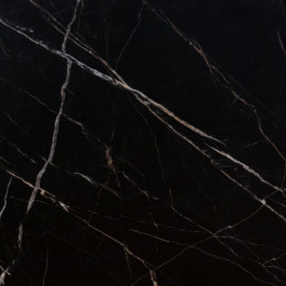 Pavimento SPC estilo Calacatta Black, ideal para estancias que buscan un acabado distinguido y atemporal.