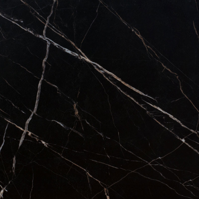 Pavimento SPC estilo Calacatta Black, ideal para estancias que buscan un acabado distinguido y atemporal.