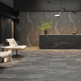 Panel SPC gran formato Ashen Stone, ideal como recubrimiento de paredes con estilo contemporáneo.