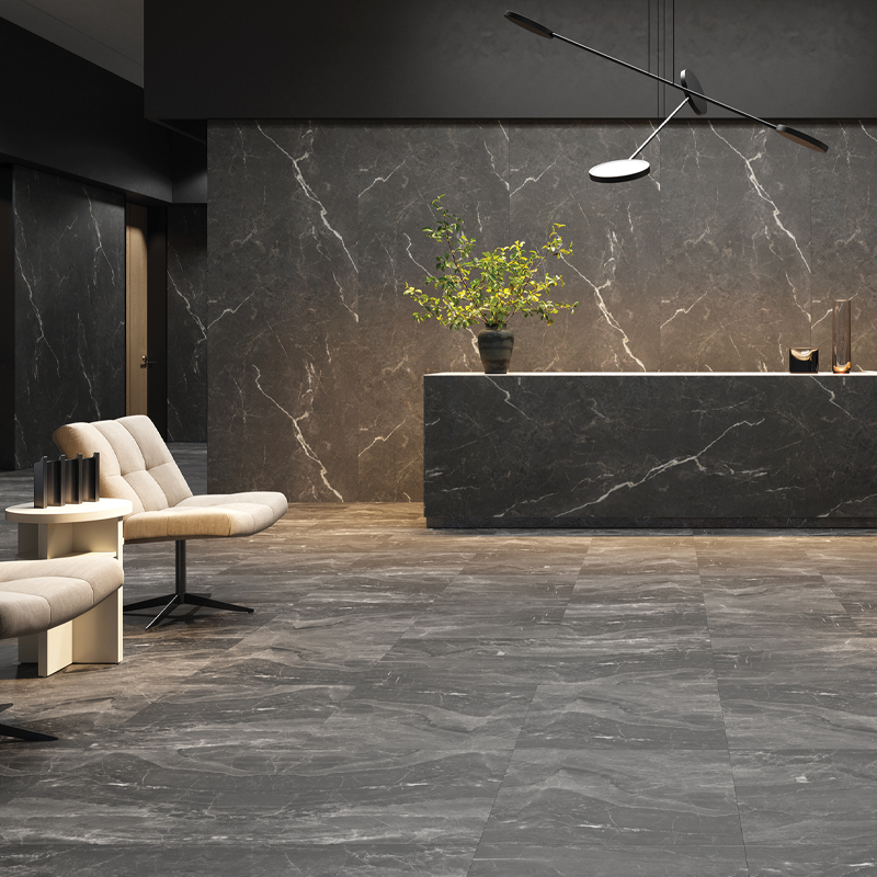 Panel SPC gran formato Ashen Stone, ideal como recubrimiento de paredes con estilo contemporáneo.